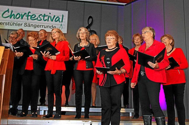 Auch der gemischte Chor aus Nimburg bereicherte das Programm.  | Foto: Herbert Trogus