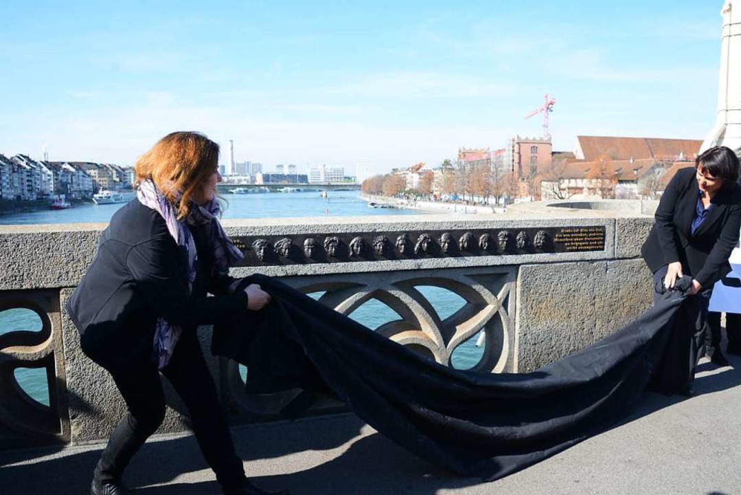 Brigitta Gerber (links) als Initiantin... Gedenktafel an der  Mittleren Brcke.  | Foto: Annette Mahro