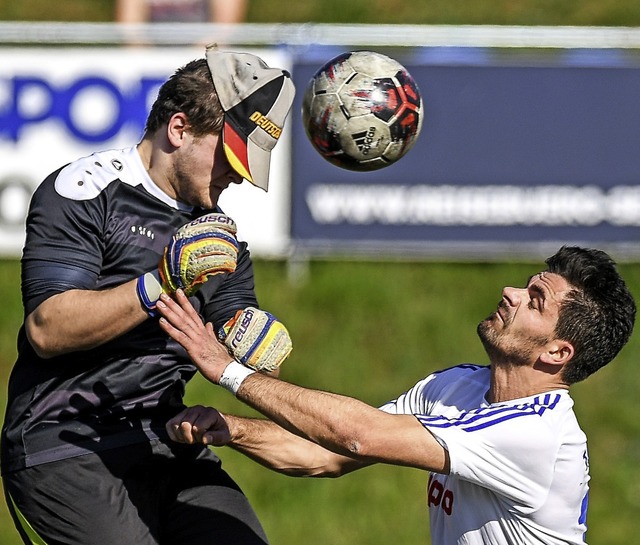 Blindflug: Torhter Marco Dickhaut (Tu... Dickhaut &amp; Co. verlieren mit 2:7.  | Foto: Gerd Grndl