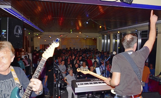 Heizten dem Publikum ordentlich ein: M...er Band &#8222;Blue Elephants&#8220;.   | Foto: Roland Vitt