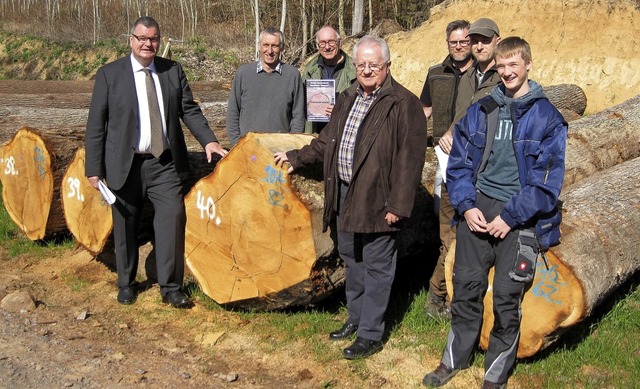 Brgermeister Matthias Guderjan, Frst...ktikant) beim Ortstermin (von links).   | Foto: Privat