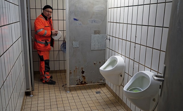 Patrick Koch reinigt dreimal am Tag di...Toilette an der Schlossgarage Tiengen.  | Foto: Verena Wehrle