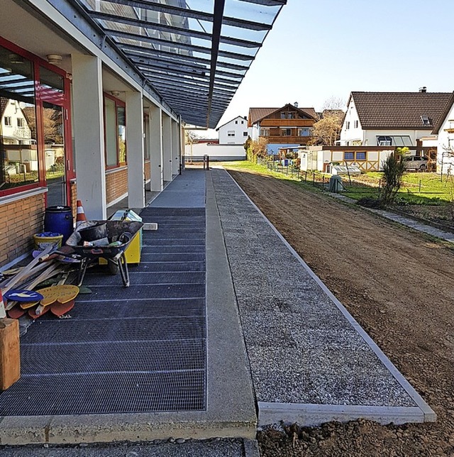 Ein neuer Fuweg samt neuer Fenster hat die Karl-Person-Schule erhalten.  | Foto: Gemeinde