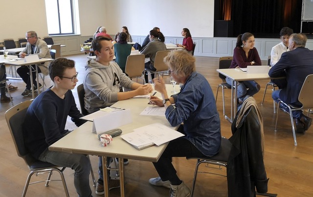 Wenn der Gong ertnt, dann wird einen ...kt: Politisches Speed Dating im Salmen  | Foto: Augenstein