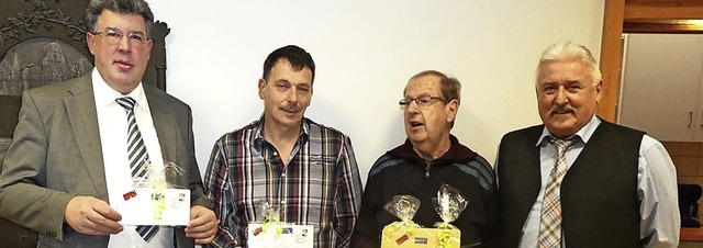 Vorsitzender Bruno Aucktor ehrte fr b...s Vollmer und Elmar Vogt (von rechts).  | Foto: Klaus Brust