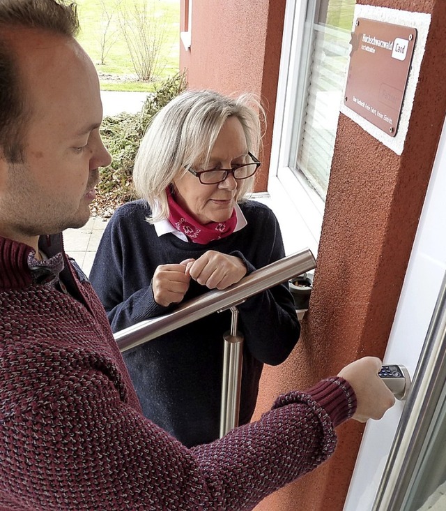 Darren Hillier zeigt Barbara Kammerer,...angstr zum Clubhaus eingegeben wird.   | Foto: Heidrun Simoneit