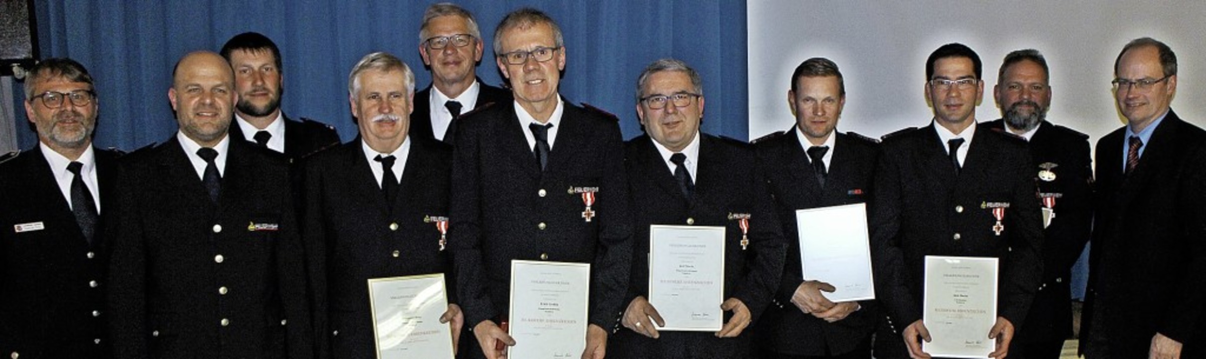 Geehrt fr 25 Jahre aktiven Dienst   u...rmeister Christian Renkert  (rechts).   | Foto: Rolf Rhein