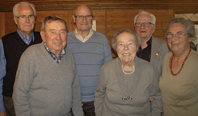 Das Vorstandsteam und die Geehrten mit...ert, Ewald Wehrle und Gertrud Mutter.   | Foto: Petra Wunderle
