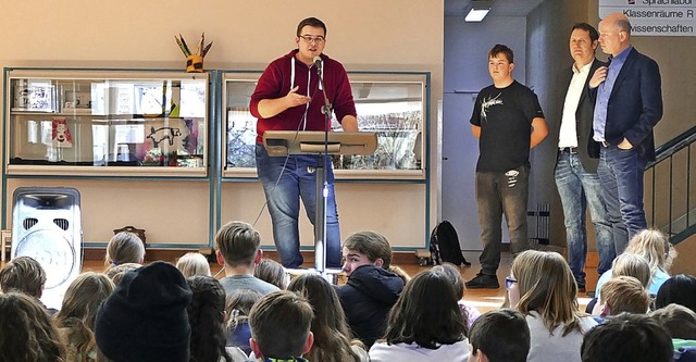 Elvis Bejtovic vom Jugendparlament spricht im Schulzentrum.  | Foto: K. Dein