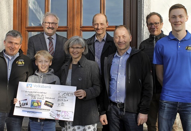 Rainer Lebtig, Linus Mutter (vorne), B...uel Oecknick bei der Spendenbergabe.   | Foto: Cornelia Liebwein