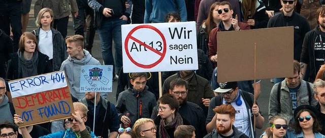 Am Wochenende protestierten in vielen ...der geplanten EU-Urheberrechtsreform.   | Foto: dpa