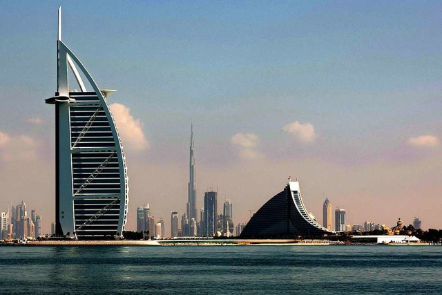 Die Skyline von Dubai mit den drei bek...j Khalifa und das Jumeirah Hotel (r.).  | Foto: AFP