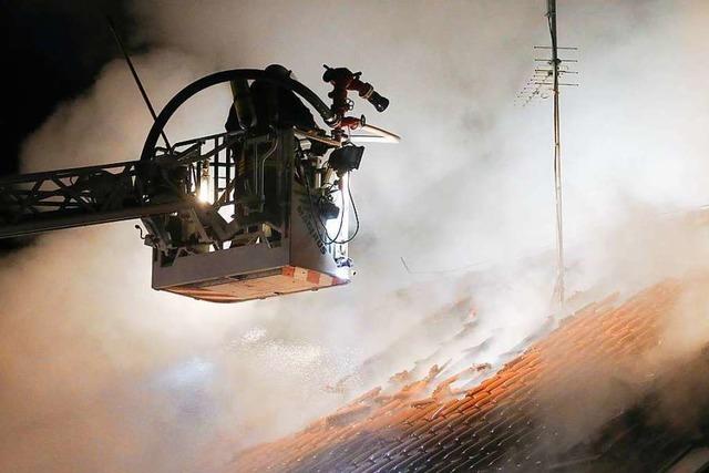 Feuerwehr findet zwei Tote nach Brand eines Wohnhauses bei Biberach