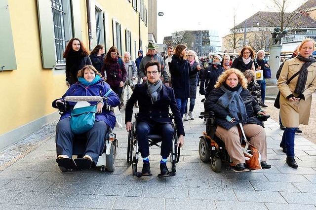 Wie barrierefrei ist die Freiburger Al... sich selbst in den Rollstuhl gesetzt.  | Foto: Ingo Schneider