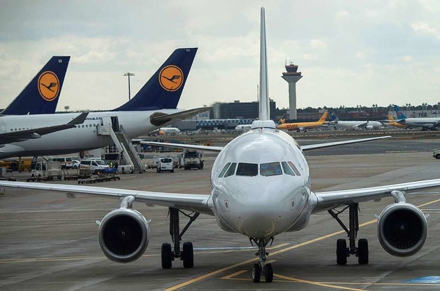 Eine Passagiermaschine der Lufthansa r...osition auf dem Frankfurter Flughafen.  | Foto: dpa