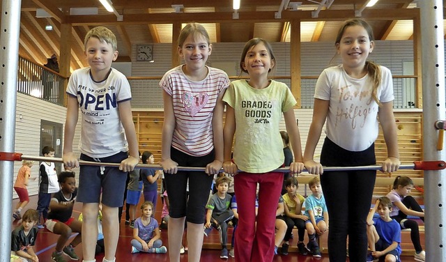 Den Vieren hier am Reck macht Turnen s...en, Allegra Sulser und  Keira Martin.   | Foto: E. Schweizer