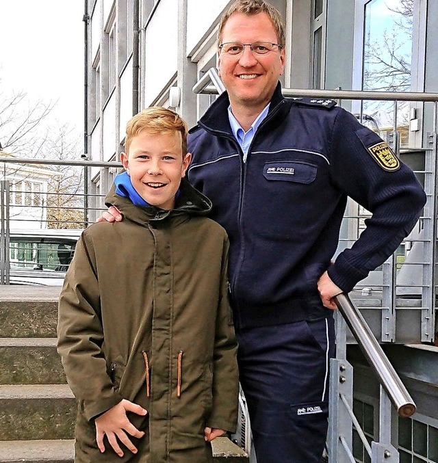 Niklas (links) und Florian Leist vor dem Polizeirevier FR-Sd.   | Foto: Privat