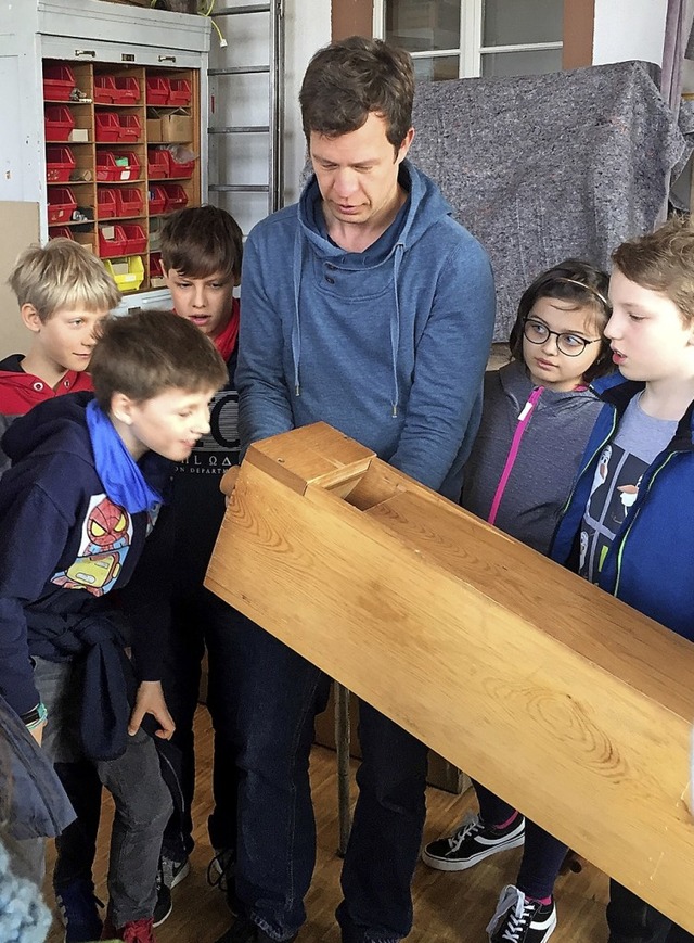 Schafft es die Klasse, die groe Orgel...Tilmann Spth half den Kindern dabei.   | Foto: Sonja Wilhelm