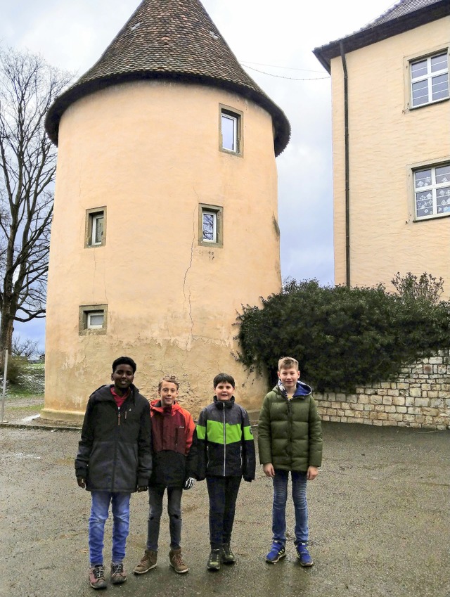 Vor dem Wasserschloss in Kirchhofen st...y, Felix, Schroth und  Fabian Steiger   | Foto: Privat