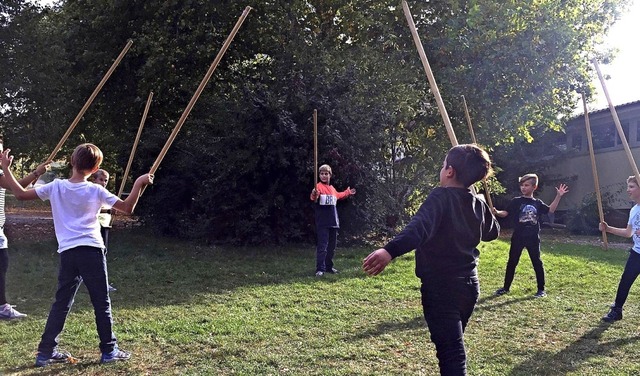 Einer der Workshop beschftigte sich mit Stockkampf.   | Foto: Privat