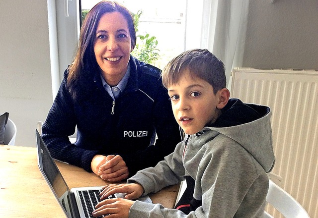 Paul tippt das Interview mit seiner Mutter Stefanie Schrter.   | Foto: Privat