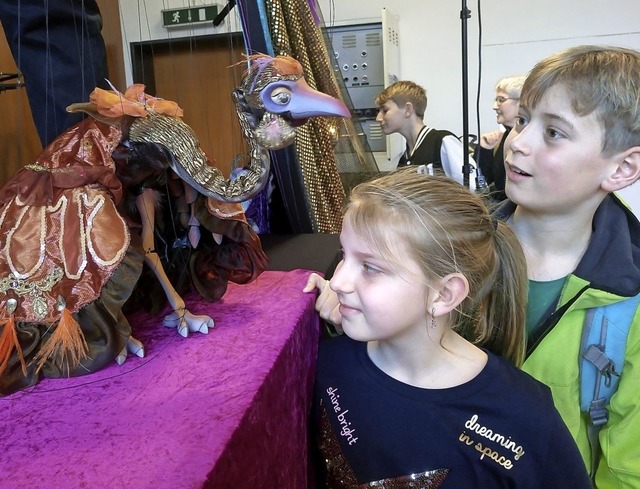 Fasziniert schauen Ayleen Selenin und Maximilian Mutter  die Marionette an.   | Foto: Privat