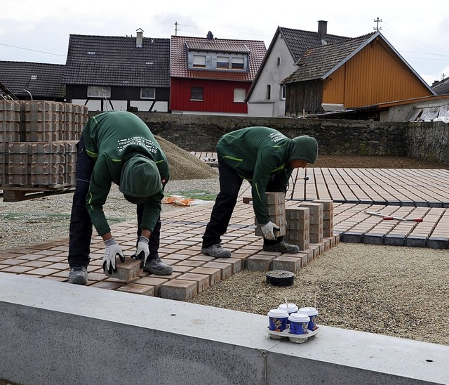 Am Pfarrgssle wird derzeit Pflaster verlegt.   | Foto: Roland Vitt