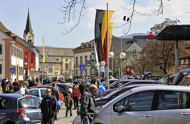 Autoschau und offene Geschfte am Sonn... Jahr Tausende Besucher nach Mllheim.  | Foto: Dirk Dlker