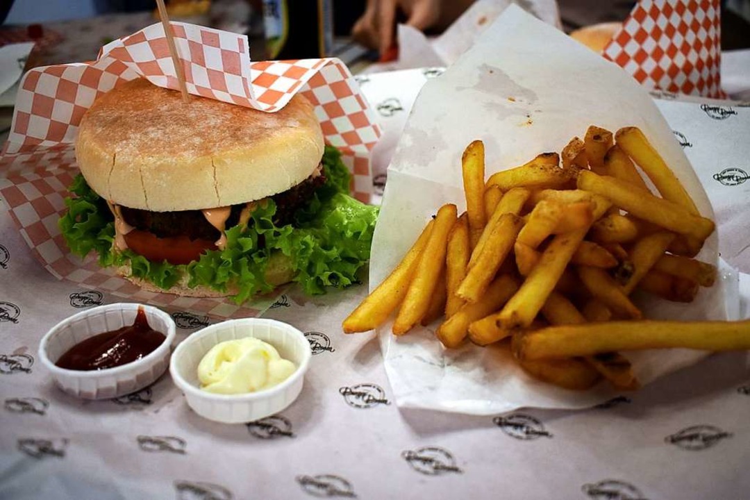 Burger aus dem Burger Boom gibt es mit...edges und panierten Kartoffelspiralen.  | Foto: Stefan Mertlik