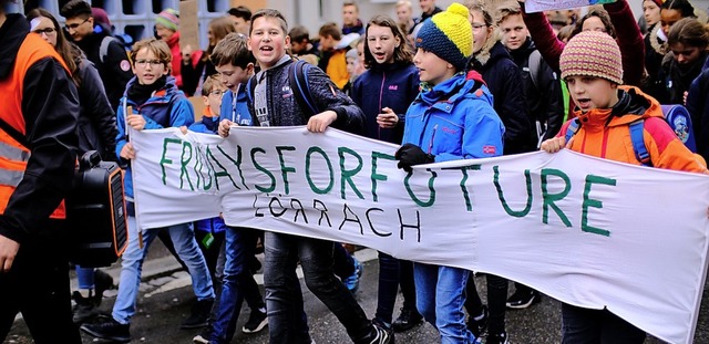 Schler demonstrierten in Lrrach fr mehr Klimaschutz.  | Foto: Taschinski