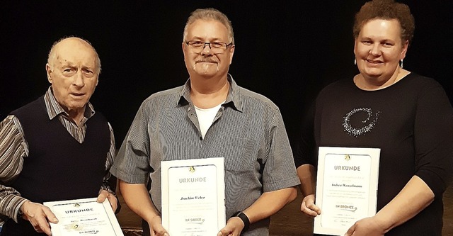 Die Geehrten Bernhardt Artur (von links), Joachim Weber und Andrea Wenzelmann   | Foto: Imkerverein Rheinfelden