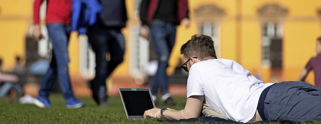 Erwachsenwerden ist nicht leicht &#821...t sich guter Rat in digitalen Medien.   | Foto: Friso Gentsch / dpa