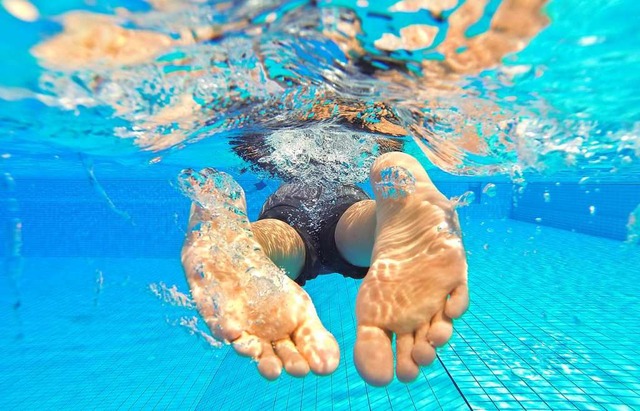 Das Schwimmbad &#8211; fr die  unters...Menschen ein gemeinsames Abkhlbecken.  | Foto: dpa