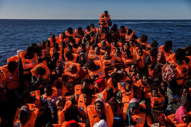 Mehrere Flchtlinge aus verschiedenen ...n an Bord eines berfllten Holzbootes  | Foto: dpa