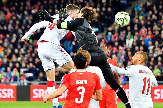 Der Dne Henrik Dalsgaard (oben rechts...gen den Schweizer Torhter Yann Sommer  | Foto: dpa