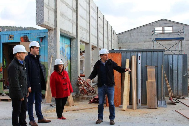 Vor Ort auf der Grobaustelle: Brgerm...spondek und Andreas Happle (von links)  | Foto: Erich Krieger