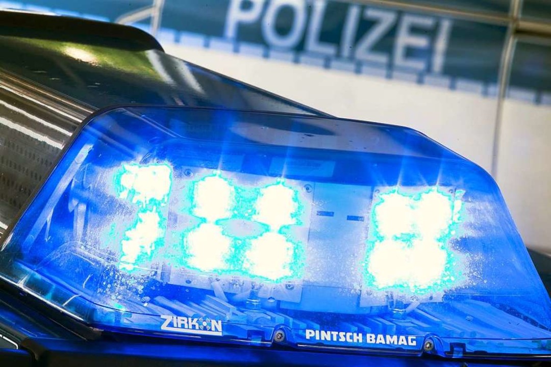 Die Polizei fahndet nach einem etwa zw...n einem Wohnhaus zu legen. Symbolbild.  | Foto: dpa