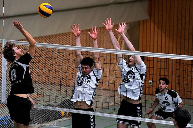 Zwei Siege feierte  das Mnnerteam des... Trikots) am finalen Saisonwochenende.  | Foto: Pressebro Schaller