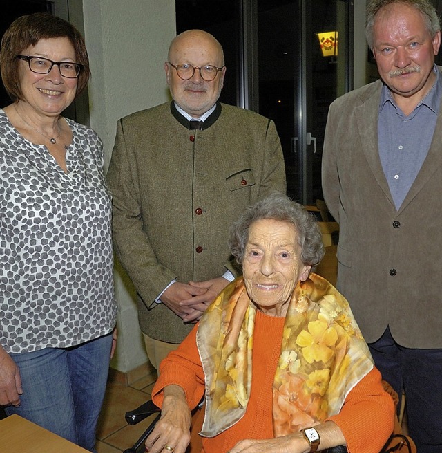 Vorsitzende Gisela Joseph, Kreisverban...ria Lorenz fr 25 Jahre Treue zum VdK.  | Foto: Jrgen Schweizer