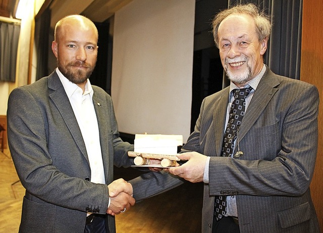 Mirko Bastian  berreichte dem Ortsgru...erverein zum Jubilum geschenkt wird.   | Foto: Fotos: Karin Heiss