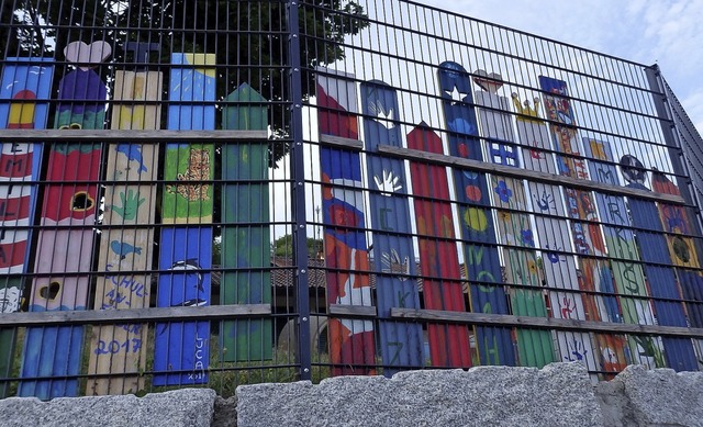 Hinter diesem bunten Zaun entstehen ne...ndergarten St. Elisabeth in Inzlingen.  | Foto: Johanna Hgg