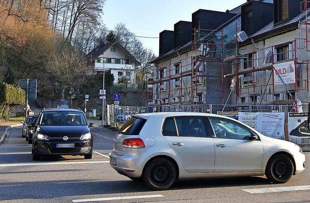 Der Kreuzungsbereich der Lrracher, Ei...n Reihenhaus-Neubauten  im Hintergrund  | Foto: Heinz Vollmar