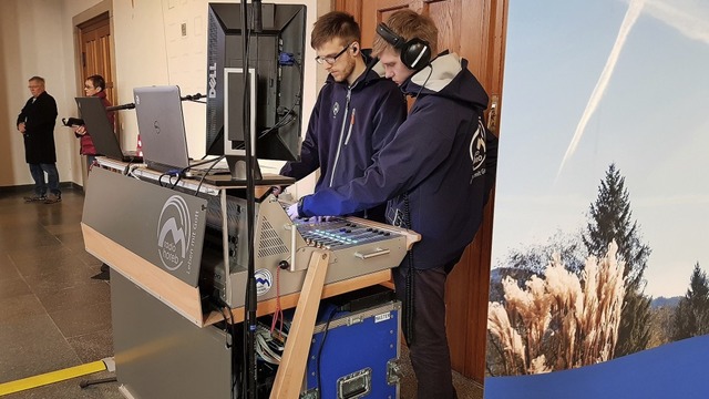 Zwei Radiotechniker von Radio Horeb whrend der Gottesdienstbertragung aus Lahr  | Foto: Privat