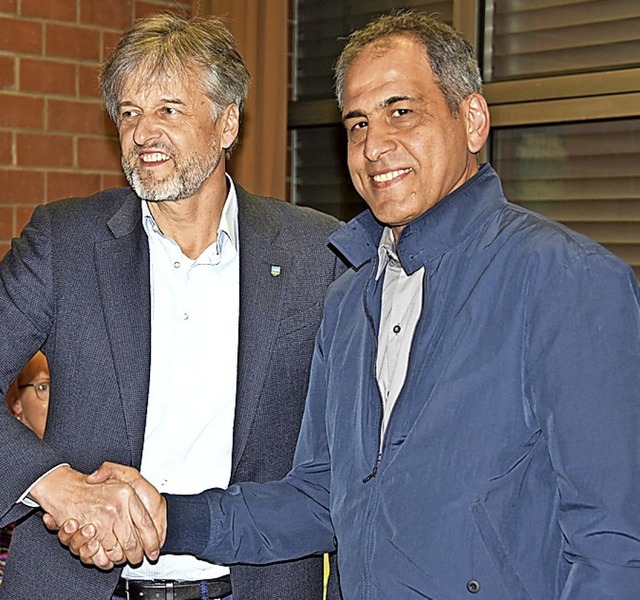 Verpflichtung per Handschlag: Amir Vahid Yousefnia mit Brgermeister Braun.   | Foto: Bergmann