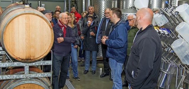 Florian Isele (Dritter von rechts) ste... neues Betriebsgebude im Weingut vor.  | Foto: Olaf Michel
