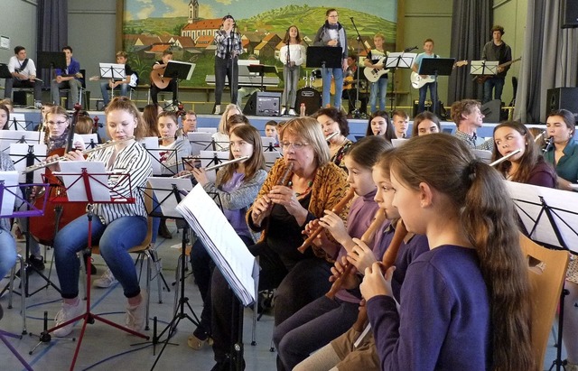ber 100 Kinder und Jugendliche zeigte...n der Jugendmusikschule gelernt haben.  | Foto: Christine Weirich