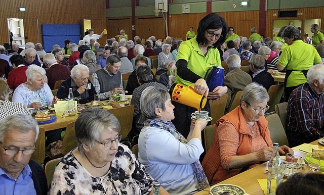 Die Landfrauen versorgen die Senioren.   | Foto: Horst David