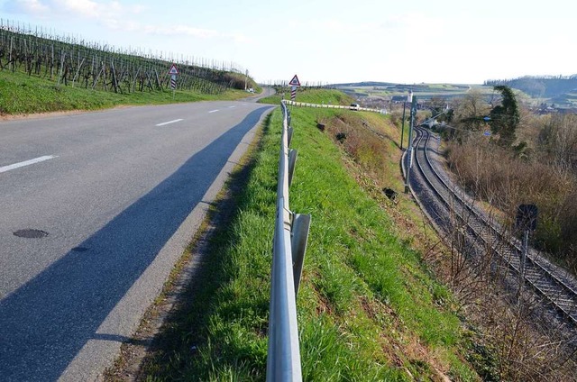 Die L104 zwischen Sasbach und Jechting...in Teil der Bschung auf den Schienen.  | Foto: Roland Vitt