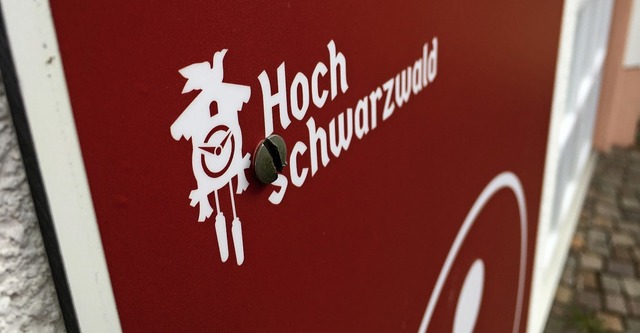Das Schild der Hochschwarzwald Tourism...aus des Gastes in St. Blasien hngen.   | Foto: Sebastian Barthmes
