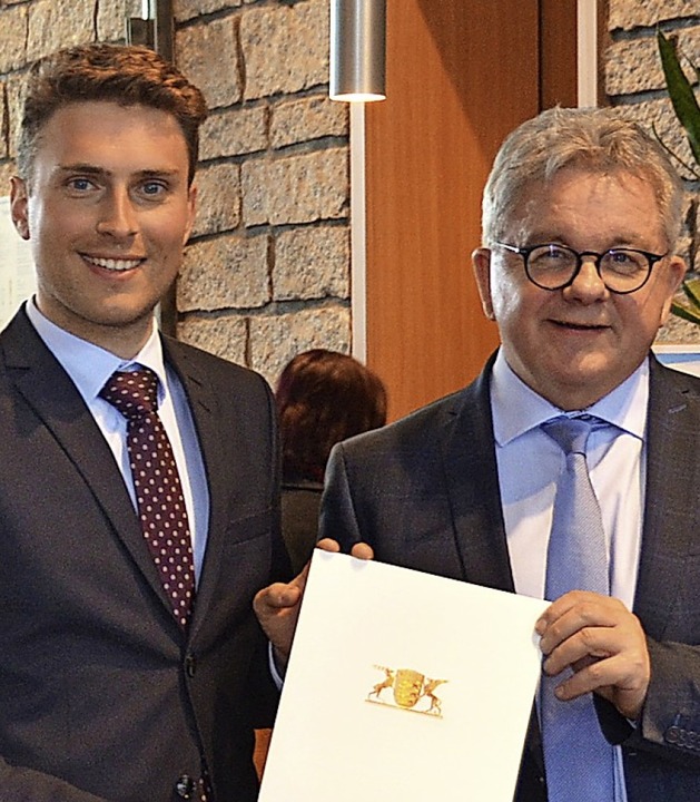 Adrian Probst erhält einen Förderbescheid von Landesminister Guido Wolf.   | Foto: Christiane Sahli